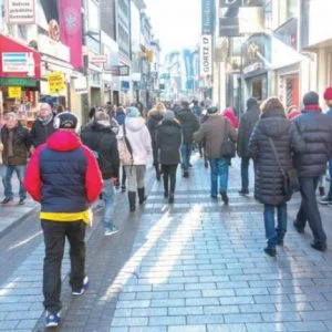 بلد أوروبي غني يريد 400 ألف مهاجر بالعام
