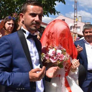 لن تشاهد هذا الا في تركيا.. عروسة تحتفل بزفافها بطريقتها الخاصة