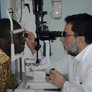 طبيب تركي ينير الدينا في وجه ألفي مكفوف إفريقي