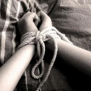 جريمة مقززة.. امرأة تجبر ابنها وصديقيه على الاغتصاب والقتل