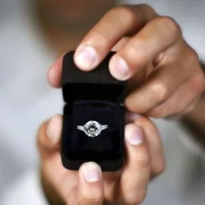 رجل يستعين ببقرة في طلب يد حبيبته للزواج! (صور)