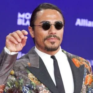 الطاهي التركي نصرت يلتقط صورة مع العاهل المغربي