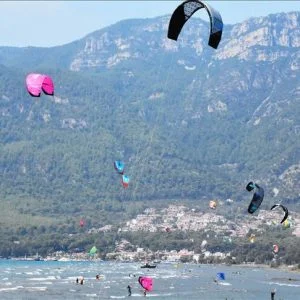 موغلا التركية تستضيف الدوري العالمي لركوب الأمواج