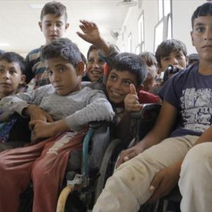 متطوعون أتراك يحققون أمنية طفلين سوريين أقعدتهما الحرب في حلب