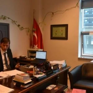 سلوك لطيف لقاض تركي يشعل مواقع التواصل الاجتماعي (صور)