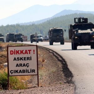 الجيش التركي يدفع بتعزيزات جديدة إلى الحدود مع سوريا