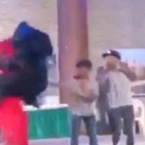 عبد الله بالخير يكشف حقيقة انقضاض امرأة عليه خلال الغناء (فيديو)