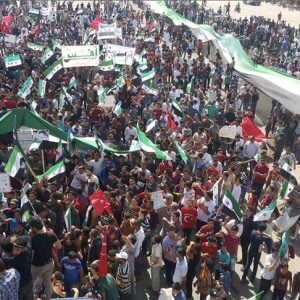 عشرات الآلاف يتظاهرون في إدلب ضد النظام السوري (صور)