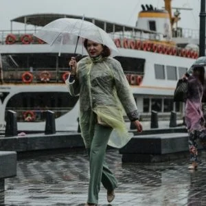 عاصفة استوائية تضرب المدن التركية المطلة على بحر إيجه