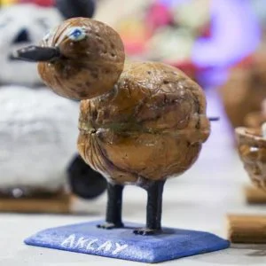 متقاعد تركي يبدع في صنع الهدايا من قشور الجوز (صور)