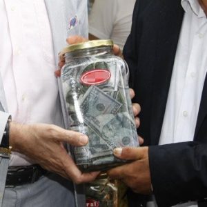 رداً على الهجمات الاقتصادية.. شركة تركية تصنع “مخلل الدولار”!!! (صور)