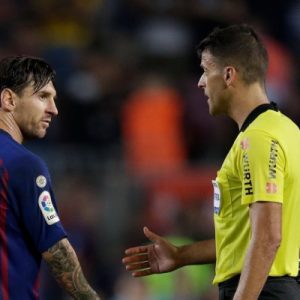 ميسي يرفض مصافحة حكم مباراة برشلونة الأخيرة (فيديو)