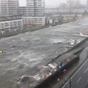 شاهد|| لقطات مخيفة لأقوى إعصار يضرب اليابان منذ ربع قرن