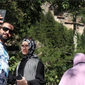 رغم أعمال الترميم.. دير سوميلا يواصل استقطاب السياح (صور)