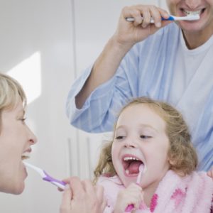 كل الأسئلة التي تخطر ببالك للحفاظ على صحة أسنانك.. أطباء الأسنان يجيبونك عليها هنا.