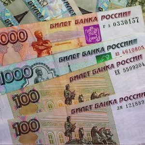 العملة الروسية تتراجع أمام الدولار لأدنى مستوى منذ مارس 2016