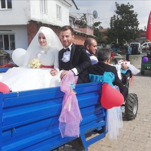 موكب زفاف تركي بدراجات زراعية!