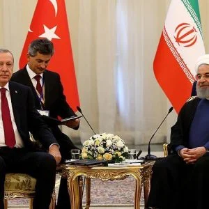 أردوغان يجتمع بنظيره الإيراني في طهران