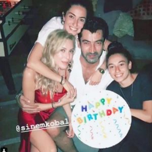 الممثل التركي كينان أميرزالي أوغلو يقلق جمهوره في حفل ميلاد زوجته سينام كوبال (صور) 1