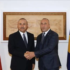 رئيس وزراء كوسوفو يستقبل وزير الخارجية التركي