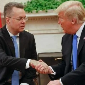 القس برانسون يصلي من أجل ترامب (صور،فيديو)