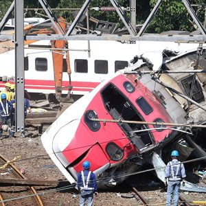 شاهد… أول فيديو للحظة وقوع كارثة قطار تايوان