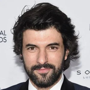 مفاجأة للممثل التركي أنجين أكيوريك من صديقه(فيديو)