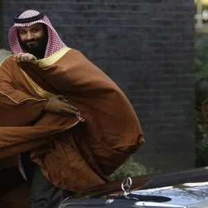السعودية توقف مشروعا عملاقا بقرار من محمد بن سلمان