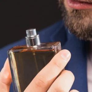 أفضل عطور الرجال لهذا الشتاء.. إليك 6 من أكثر الروائح جاذبية تعشقها النساء