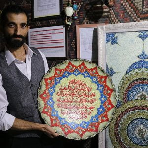 فنان تركي يبتكر خزفا يضيء في الظلام (صور)