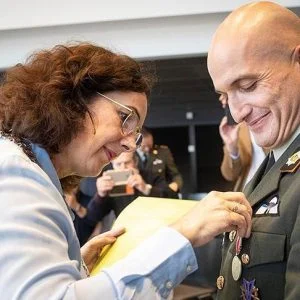 هولندا تقلد ضابطًا من أصل تركي وسامًا للبطولة