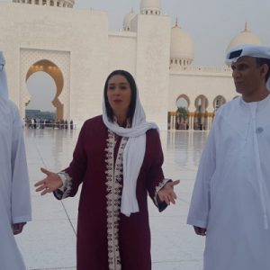 للمرة الأولى وبشكل علني وزيرة إسرائيلية تزور أهم المعالم الإسلامية في أبوظبي! (فيديو)
