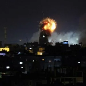 غزة تعيش ليلة رعب.. سلسلة غارات إسرائيلية تضرب القطاع المحاصر