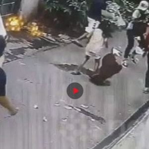 طفلة شجاعة تهاجم مسلحين حاولوا سرقة والدها (فيديو)