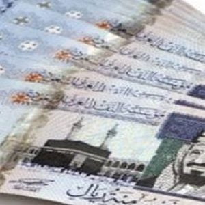 الريال السعودي يسجل أدنى مستوى منذ 15 شهرا مقابل الدولار