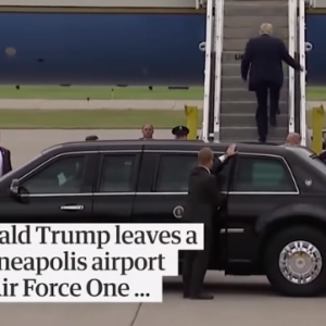 فيديو| حذاء ترامب وورق المرحاض وضعاه في موقف محرج أثناء صعوده الطائرة