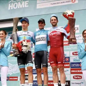 قالن يسلم جوائز سباق الرئاسة التركية للدراجات الهوائية