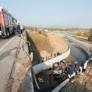 مصرع 15 شخصًا بانقلاب شاحنة تقل مهاجرين في تركيا