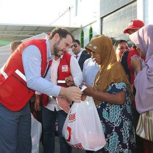 “ألبيراق” يوزع مساعدات تركية على متضرري تسونامي إندونيسيا