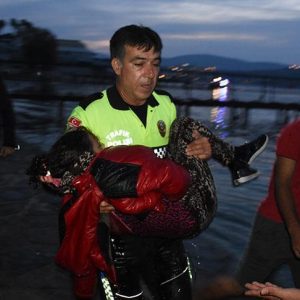 شرطي تركي يذرف الدموع لأجل طفلة فلسطينية مهاجرة غرقت في المتوسط
