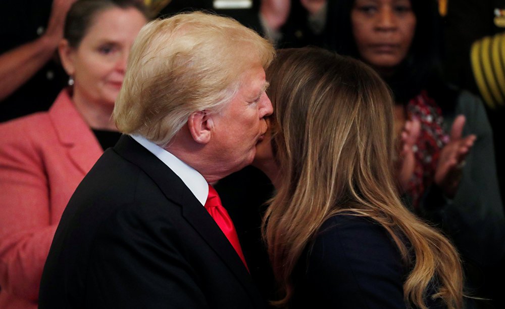 لحظة حميمية بين ترامب وزوجته في احتفالية رسمية (صور وفيديو) 1