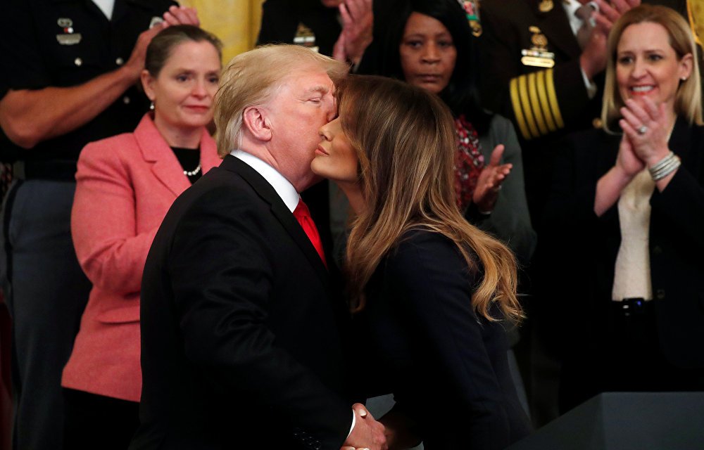 لحظة حميمية بين ترامب وزوجته في احتفالية رسمية (صور وفيديو) 4 لحظة حميمية بين ترامب وزوجته في احتفالية رسمية (صور وفيديو) 3