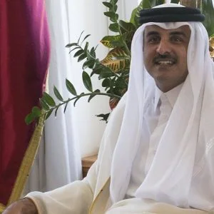 صحيفة سعودية تعلق علي ظهور أمير قطر بمطعم تركيٍ! (شاهد)