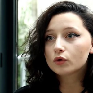 شاهد.. بسبب صبغة الشعر .. وجه فتاة جميلة يتحول إلى كرة 1