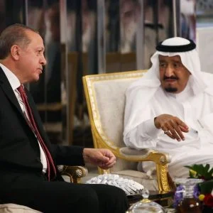كاتب تركي يكشف عن اعتذار قدمه الملك سلمان لـ”أردوغان” لعدم قيامه بهذا الأمر!