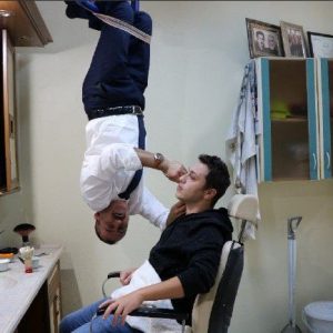 بالصور.. "الحلاق الوطواط" الأشهر في تركيا 1