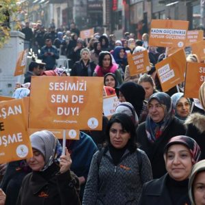 “العدالة والتنمية” التركي ينظم مسيرات نسائية في عموم البلاد