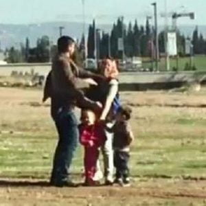 بالفيديو.. رجل يضرب زوجته أمام أطفالهما يثير سخط رواد مواقع التواصل في تركيا
