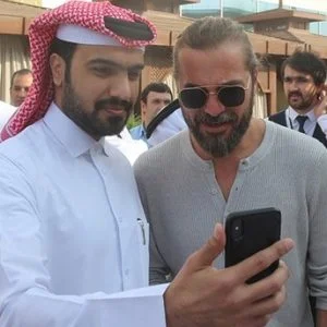 “أرطغرل” يلتقي محبيه في الدوحة (صور)