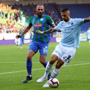 باشاك شهير يعزز صدارته بثنائية في الدوري التركي